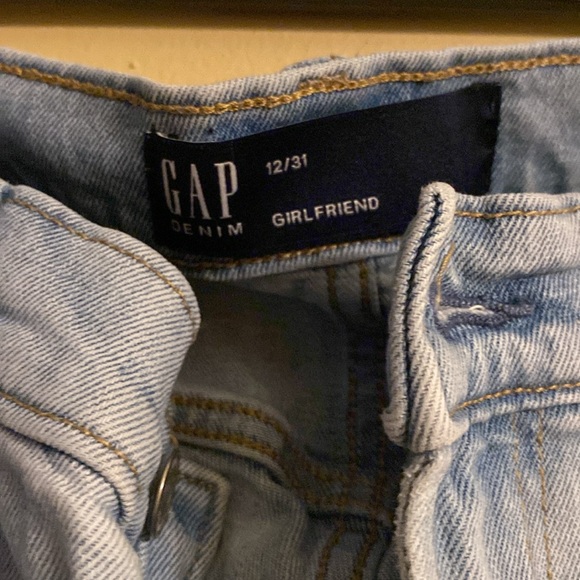 GAP girlfriend jeans with details on leg and pocket - Picture 6 of 6